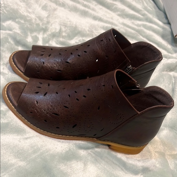 Boutique by Corky‘s Norwich Shoes 8 - Picture 3 of 4